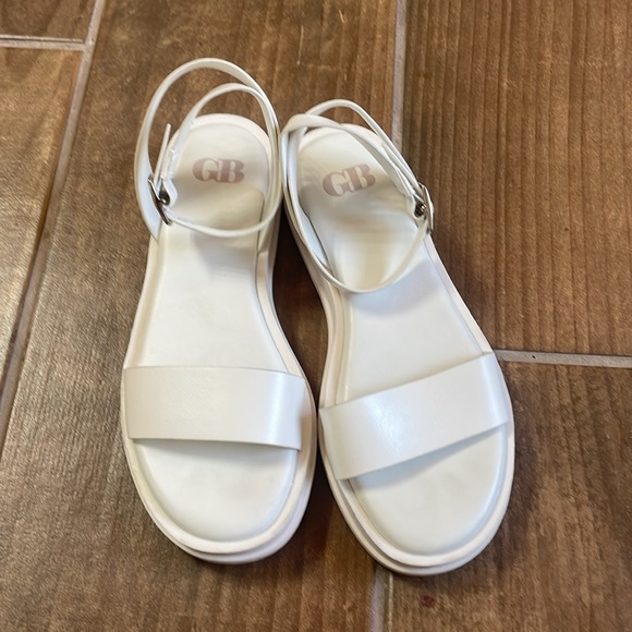 White leather sandals. - Picture 2 of 4